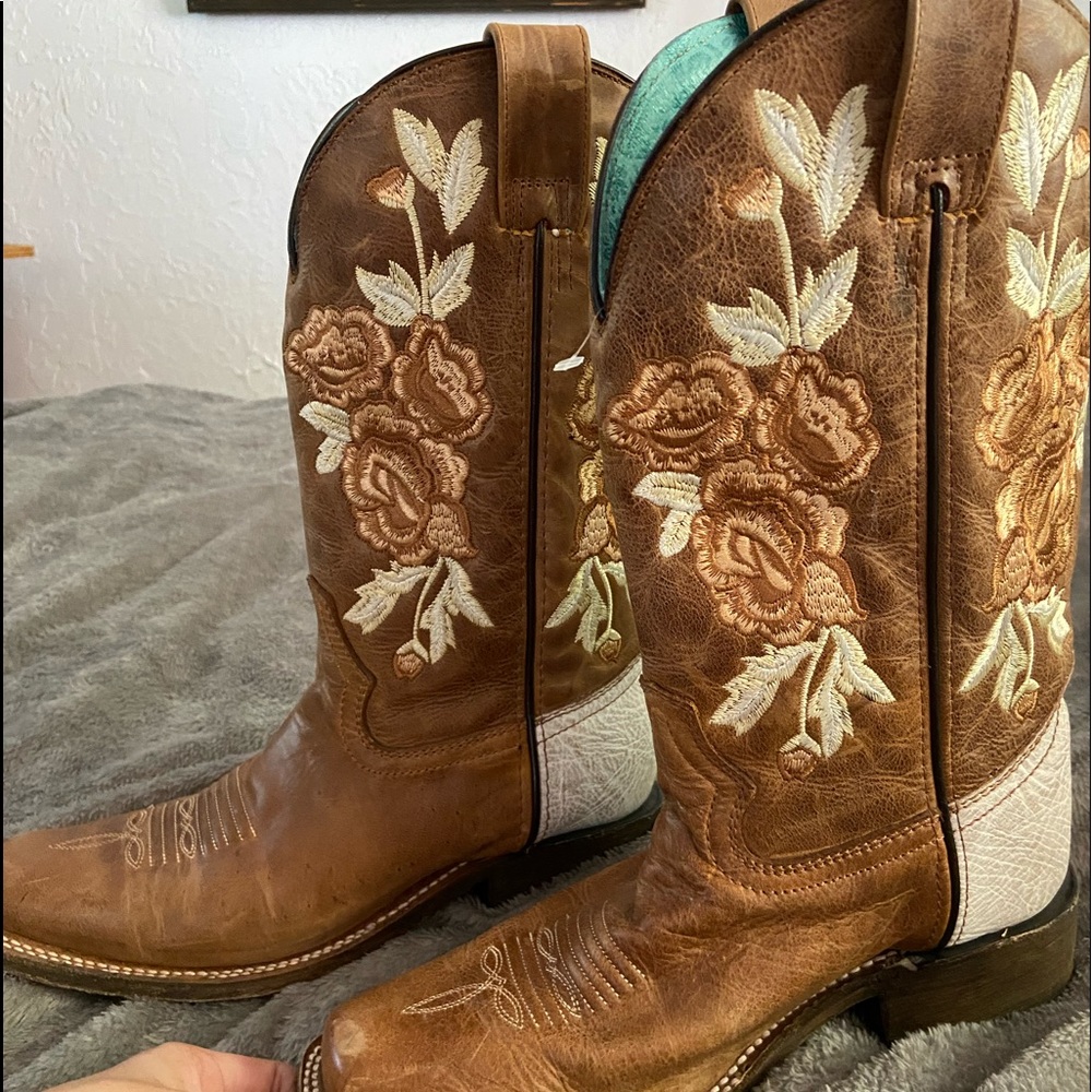 selling my cowgirl boots that have been barley worn
